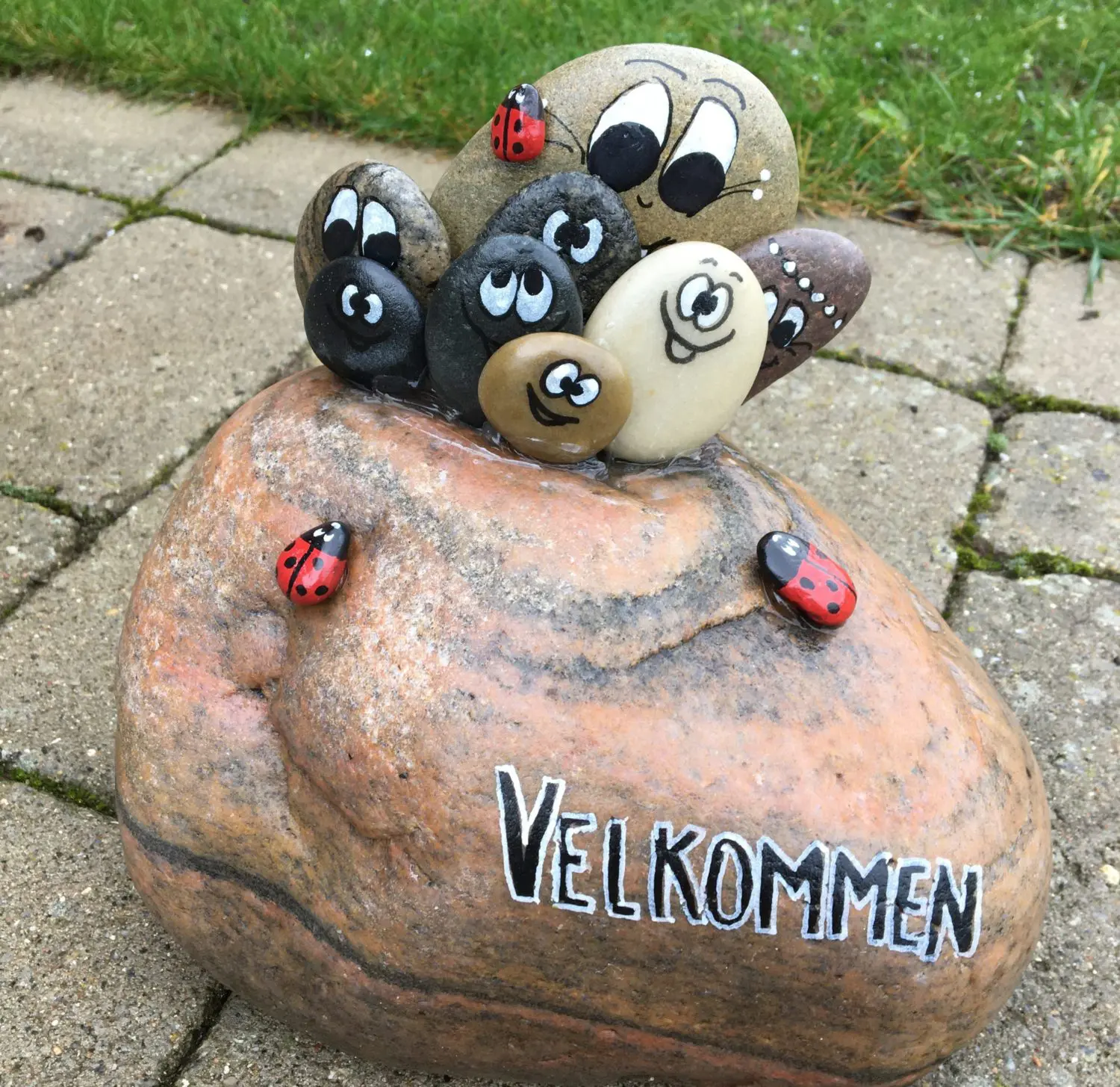 Velkommen-sten ved klinikken